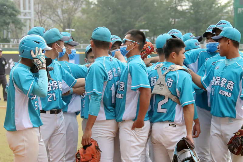 110學年度高中棒球聯賽(木棒組)第3階段16強賽19日將於台中開打,連3屆冠亞軍戰組合穀保家商、平鎮高中提前碰頭是關注焦點,兩隊目前都無敗場。圖為穀保家商1月11日第1階段出賽畫面。(學生棒球運動聯盟提供)中央社記者謝靜雯傳真 111年2月13日