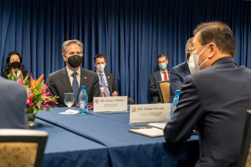 美國國務卿布林肯（左2）、日本外相林芳正與南韓外交部長鄭義溶（右）12日在夏威夷舉行會談後發表聯合聲明，強調台灣海峽和平穩定的重要性。（圖取自twitter.com/SecBlinken）