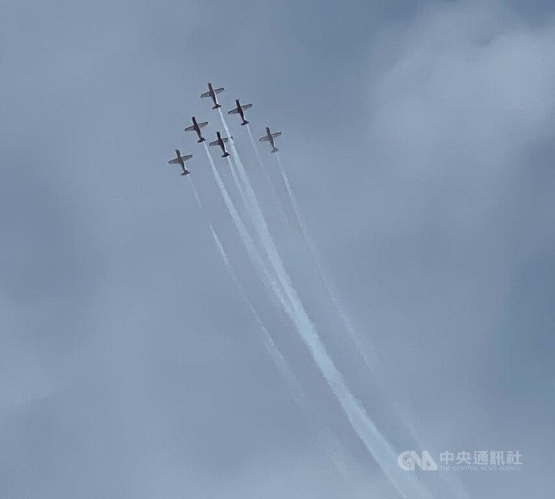 新加坡航空展即將登場,主辦單位13日開放媒體觀看飛行表演項目,其中包括印尼木星飛行表演隊派出6架KT-1B教練機帶來特技表演。中央社記者侯姿瑩新加坡攝 111年2月13日