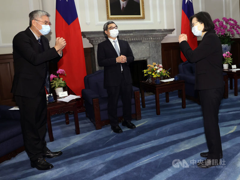 總統蔡英文(右)14日在總統府接見110年度傑出生技產業獎獲獎單位,蔡總統表示,希望資通訊產業跟生醫跨領域連結,打造屬於台灣精準醫療照護的品牌。中央社記者鄭傑文攝 111年2月14日