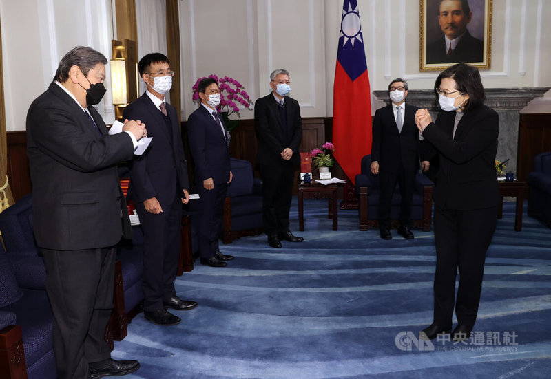總統蔡英文(前右)14日在總統府接見110年度傑出生技產業獎獲獎單位,蔡總統致詞提到,疫情期間,生技產業發展受到更高的關注期待,台灣的生技產業也持續在國際上嶄露頭角。中央社記者鄭傑文攝 111年2月14日