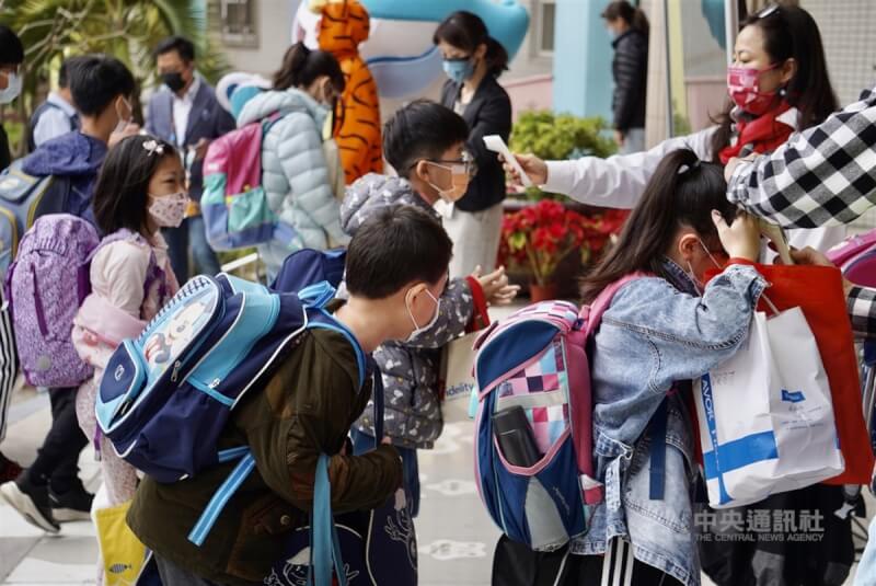 國內14日新增4例本土病例。圖為高雄市各國小延至14日開學，學生須量體溫才能進入校園。中央社記者董俊志攝 111年2月14日