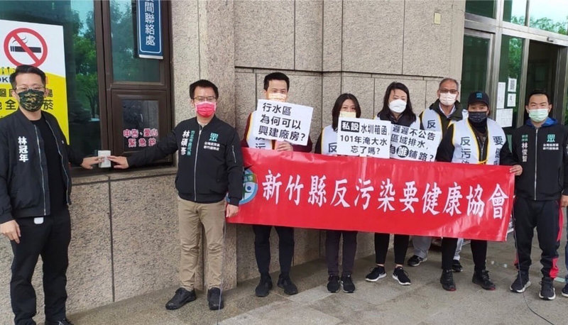 新竹縣反污染要健康協會14日前往新竹地檢署按鈴申告大享容器公司違法施工,指出台北高等行政法院在7日已裁定大享需停止執行擴廠。(林碩彥提供)中央社記者郭宣彣傳真 111年2月14日