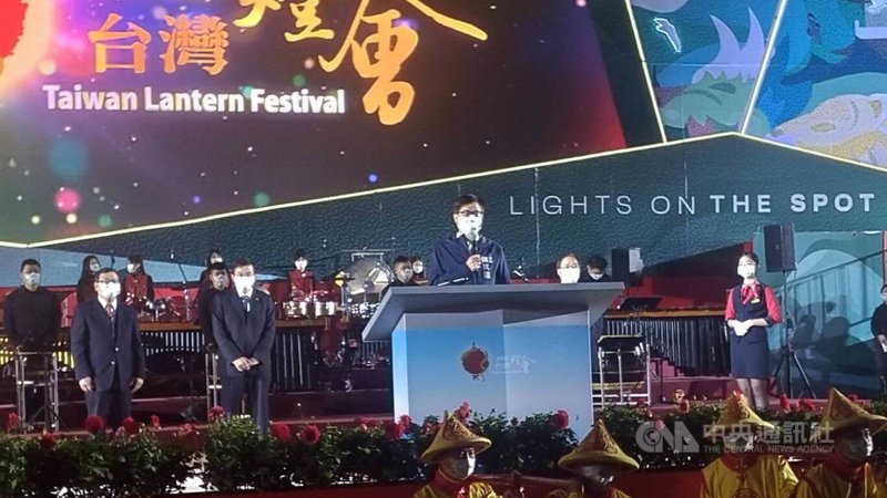 台灣燈會中央燈會主燈「鳳彩飛舞」14日晚間舉行開燈儀式彩排，高雄市長陳其邁（前）致詞表示，盼藉由燈會向國人展現高雄的進步，「我高雄，我驕傲！」中央社記者蔡孟妤攝 111年2月14日