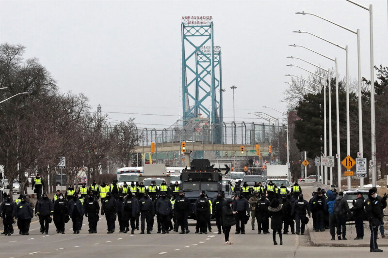 加拿大民眾不滿防疫管制發起抗爭，阻礙美加邊界的大使大橋，警方13日驅離並逮捕數名抗議民眾。（法新社）