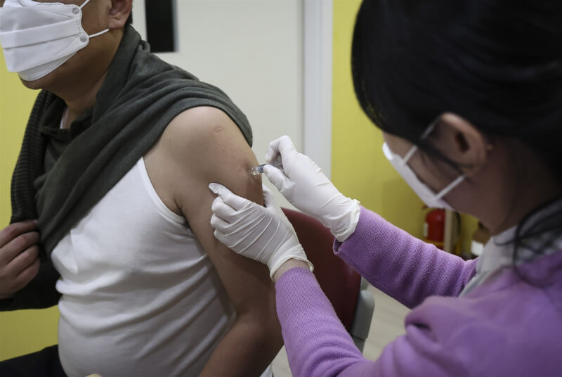 圖為首爾一家醫院正在為民眾接種疫苗。（韓聯社）