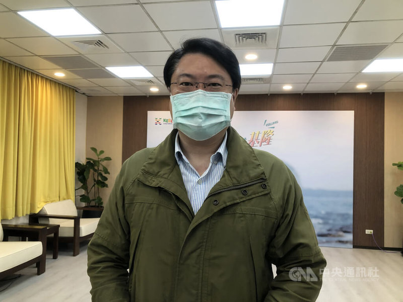 基隆市長林右昌24日將發表新書,他15日受訪時被問及新書是否為下一步參選的起手式時表示,「我覺得想太多了」,這本書比較像是跟大家分享心情,並不是從小寫到大,而是談成長過程中重要的事情、想法或轉變。中央社記者王朝鈺攝 111年2月15日