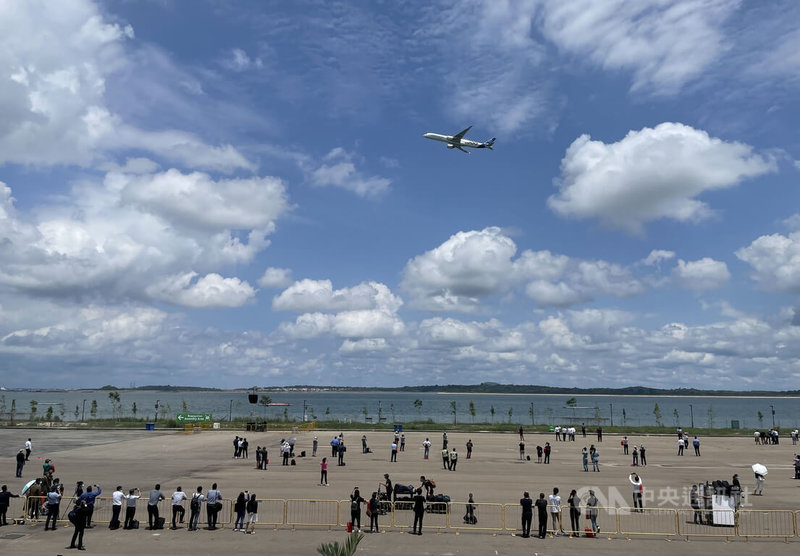 新加坡航空展15日登場,備受矚目的飛行表演項目包括空中巴士派出A350-1000參與,吸引展場人潮駐足觀看。中央社記者侯姿瑩新加坡攝 111年2月15日