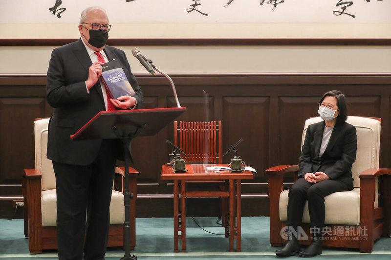 美國華府智庫「傳統基金會」公布年度經濟自由指數報告,台灣首度獲得「自由」評比。總統蔡英文(右)15日下午在總統府接見傳統基金會創辦人佛訥(Edwin J. Feulner Jr.)(左),佛訥並準備經濟自由指數報告書致贈蔡總統。中央社記者裴禛攝 111年2月15日