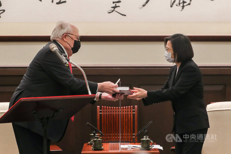 美國華府智庫「傳統基金會」公布年度經濟自由指數報告,台灣首獲「自由」評比。總統蔡英文(右)15日在總統府接見傳統基金會創辦人佛訥(Edwin J. Feulner Jr.)(左),從佛訥手中接過年度經濟自由指數報告書。中央社記者裴禛攝 111年2月15日