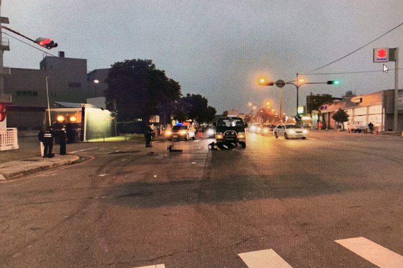 苗栗市69歲黃姓老婦13日傍晚騎機車至國華路信邦電子公司前路口,原本在內側左轉專用車道停等紅綠燈,不知何故突然起步向外側車道方向行駛,遭同向中線車道、綠燈直行的廂型車攔腰撞上,送醫傷重不治。(警方提供)中央社記者管瑞平傳真 111年2月15日
