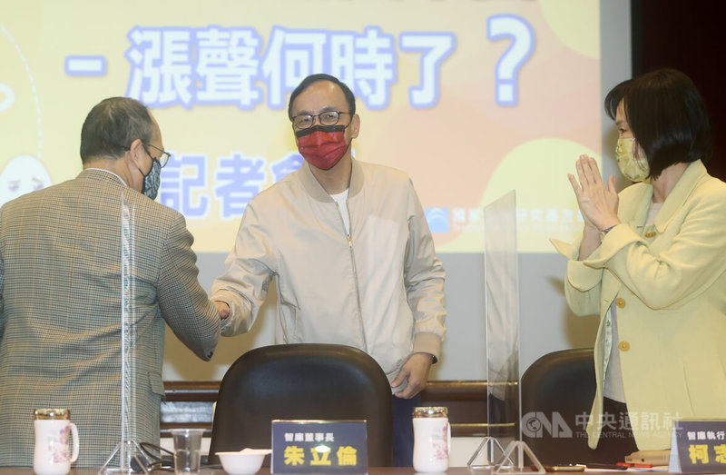 國民黨立委林為洲、陳以信被中國官媒點名為暗獨人士,國民黨主席朱立倫(中)15日表示,國民黨的立場是捍衛中華民國,以台灣人利益為優先,國民黨立委的立場也是如此,盼各方說法能相互節制。中央社記者鄭傑文攝 111年2月15日
