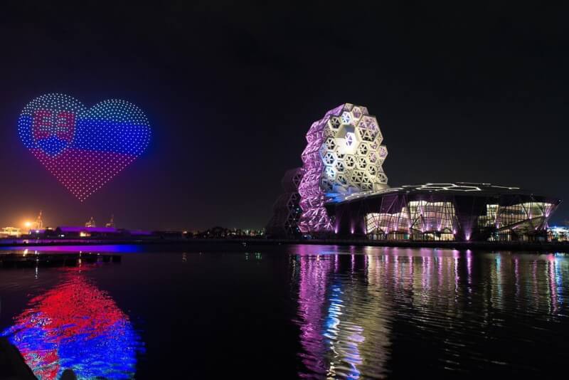 為感謝贈台COVID-19疫苗,高雄燈會在夜空呈現斯洛伐克國旗。(圖取自facebook.com/SlovakEconomicCulturalOfficeTaipei)