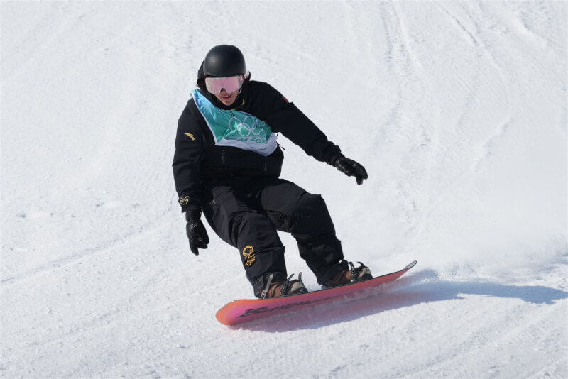 17歲雪板小將蘇翊鳴15日在男子大跳台項目摘金,贏得中國首面奧運雪板金牌。(中新社)