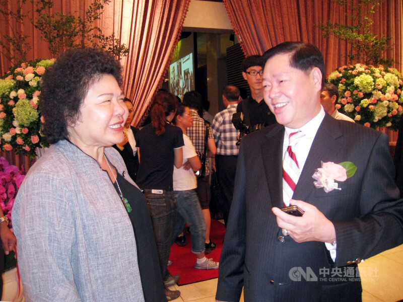 三立電視台董事長林崑海(右)同時也涉及政界,2001年曾以無黨籍身分參選高雄立委。圖為2010年林崑海娶媳婦,陳菊(左)出席祝賀。(中央社檔案照片)