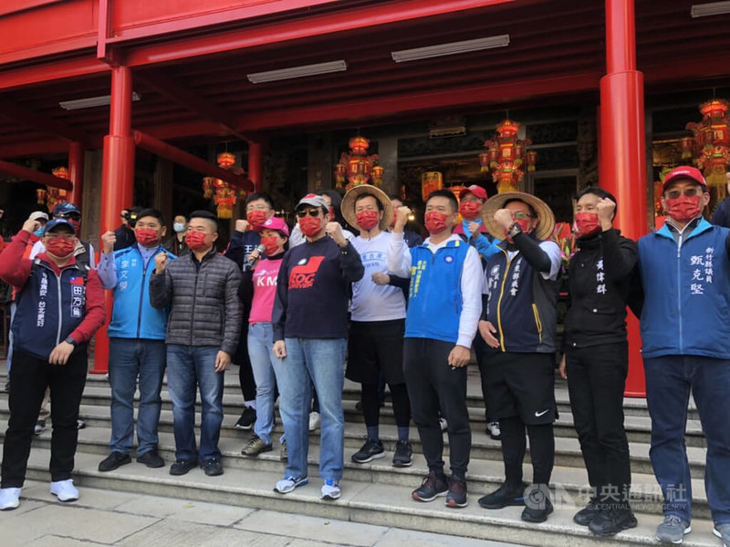 前總統馬英九(前排右5)16日在台中市大甲區鎮瀾宮廟埕前表示,台灣越來越是不自由的民主,甚至是民選的專制,民主要靠制衡,呼籲大家,支持台灣民主回到原來正當、自由的路上。中央社記者趙麗妍攝 111年2月16日