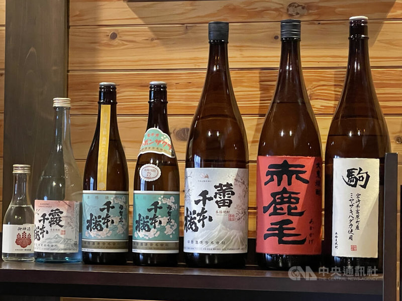 日本宮崎縣被稱為「燒酒王國」,宮崎縣燒酒種類多,出貨量連續6年居日本第一,其中以都城市燒酒出貨量最多。(飲酒過量有礙健康;未成年請勿飲酒;酒後勿開車)中央社記者楊明珠宮崎攝 111年2月16日
