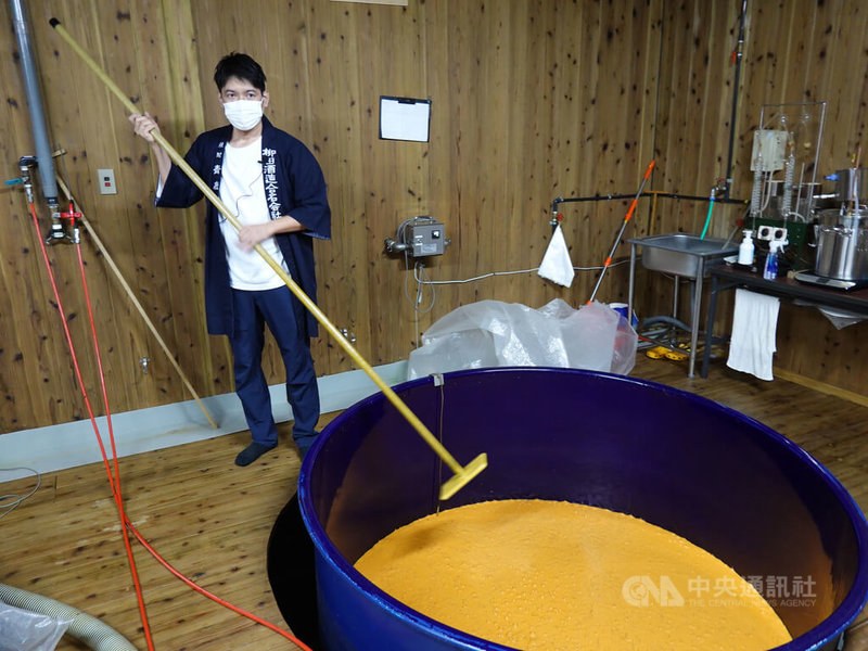 日本宮崎縣都城市燒酒老酒廠柳田酒造第5代當家柳田正與九州的幾家燒酒業者組成團隊一起開拓海外市場,將燒酒銷往台灣、中國、歐美等地。(飲酒過量有礙健康;未成年請勿飲酒;酒後勿開車)中央社記者楊明珠宮崎攝 111年2月16日