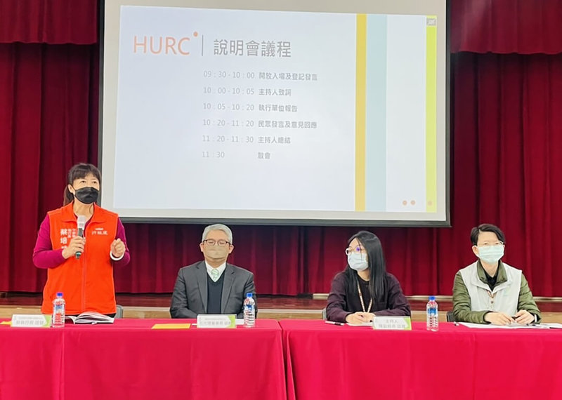 國家住宅及都市更新中心在埔里鎮興辦南投縣首案社會住宅,16日辦理施工前說明會,行政院中部聯合服務中心執行長蔡培慧(左起)、內政部政務次長花敬群等人出席。(行政院中服中心提供)中央社記者蕭博陽南投傳真 111年2月16日