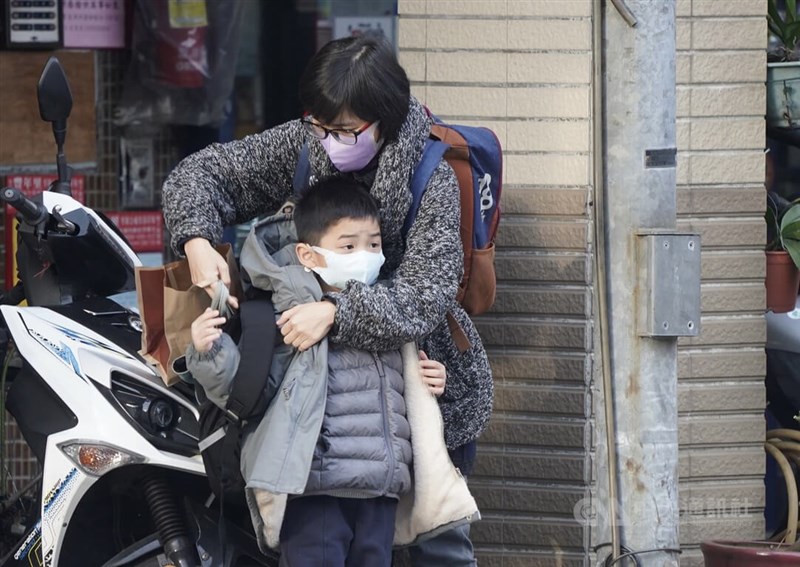 氣象專家吳德榮說,下一波冷空氣19日南下,本島平地最低溫再探10度以下。(中央社檔案照片)