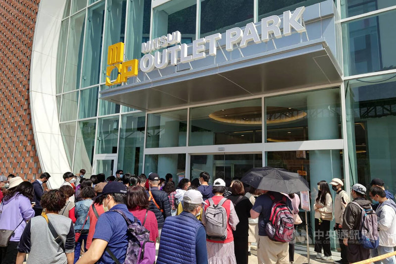 日商三井不動產集團在高鐵台南站旁打造MITSUI OUTLET PARK，16日起展開試營運，上午就有不少民眾在開門前排隊等待進場。中央社記者楊思瑞攝  111年2月16日