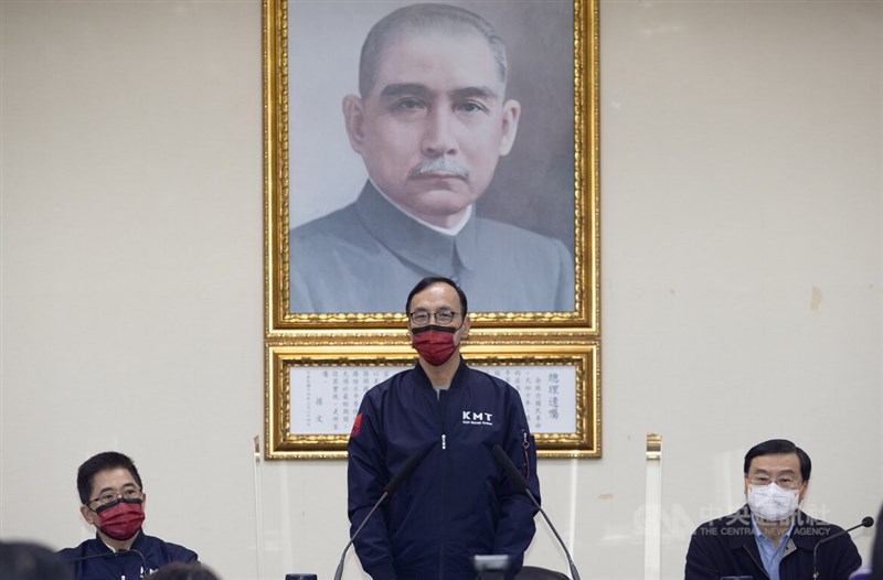 國民黨16日舉行中常會,黨主席朱立倫(中)表示,盼培育更多直轄市、縣市議員、鄉鎮市民代表。秘書長黃健庭(左)則說,六都粗估可多提35席。中央社記者謝佳璋攝 111年2月16日