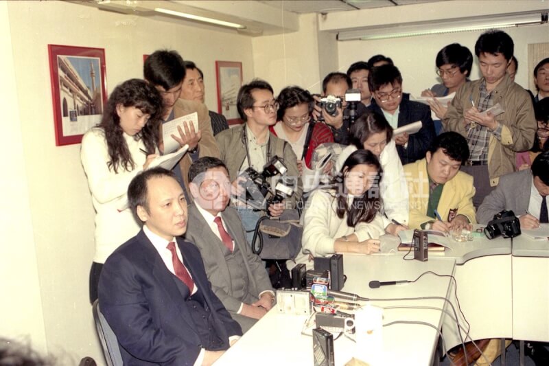 前鴻源集團負責人沈長聲(前排左1)15日傳出在中國廈門的防疫旅館猝逝。圖為1990年時任鴻源機構負責人沈長聲召開記者會,宣布兩個月暫停出金及發放獲利,營業部門人員也暫停發放薪水及獎金。(中央社檔案照片)