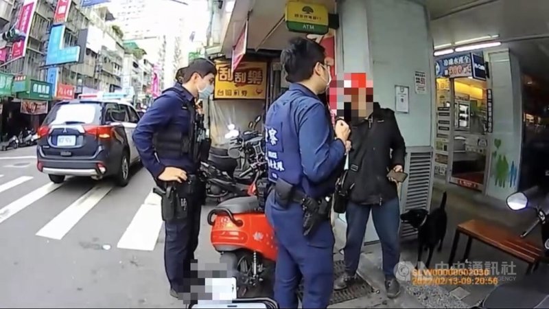 新北市警察局保安警察大隊員警13日共在街頭攔查破獲3件毒品案,分別起出海洛因、安非他命等,有效打擊犯罪,其中一件還協助送犯嫌的愛犬回家,讓犯嫌卸下心防,主動交出身上毒品。(翻攝照片)中央社記者沈佩瑤傳真 111年2月16日