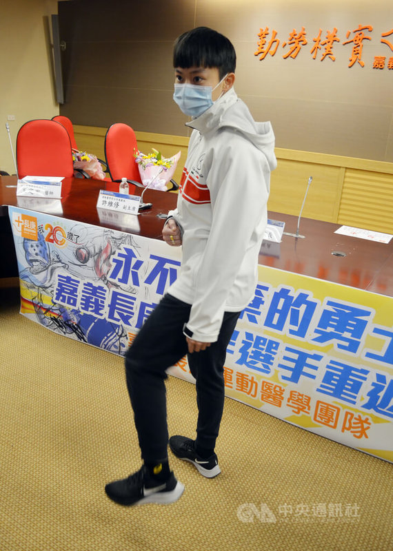 空手道國手辜翠萍2019年底左腳阿基里斯腱斷裂,經長庚運動醫學團隊協助進行肌腱重建手術治療與復健後,得以重返競技舞台;2022年目標要在杭州亞運空手道比賽奪金。中央社記者蔡智明攝 111年2月16日