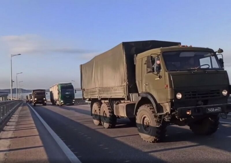 克里米亞演習結束後,俄羅斯在南部軍區編隊的第一支機動車隊通過克里米亞大橋,返回固定部署點。(圖取自俄羅斯國防部網頁mil.ru)