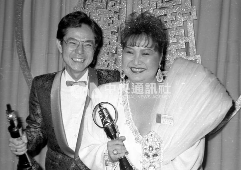 巴戈(左)與鄒美儀1986年以「雙星報喜」獲得金鐘獎綜藝節目主持人獎。(中央社檔案照片)