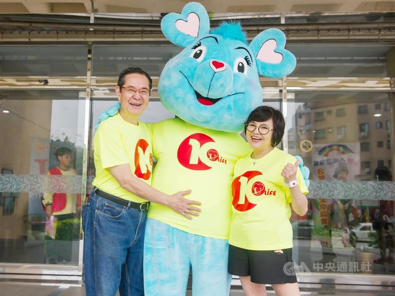 資深藝人巴戈(左)16日晚間因胰臟癌病逝,享壽68歲。他近年減少演出戲劇作品,加入台灣優質生命協會,即便罹癌仍掛心公益。圖為巴戈與藝人紀寶如(右)參與募款活動等。(台灣優質生命協會)中央社記者王心妤傳真 111年2月17日