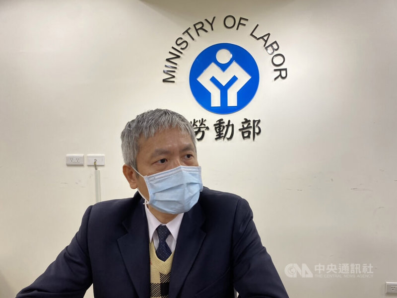 行政院會17日通過移工留才方案,未來在台工作滿6年以上移工可由雇主申請為中階技術人力留用,勞動部勞動力發展署長蔡孟良指出,曾在台工作滿年限並返國移工,若有雇主願聘用,可再度來台申請。中央社記者吳欣紜攝 111年2月17日