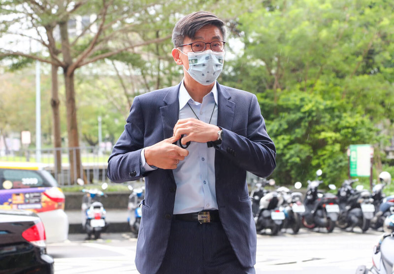 民進黨中央17日邀黨內有意參選屏東縣長的立委開會徵詢意見，立委鍾佳濱（圖）出席並受訪表示，將針對黨內初選期程表達意見。中央社記者王騰毅攝　111年2月17日