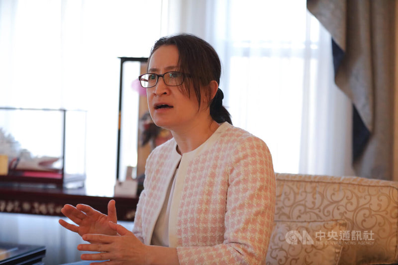 駐美代表蕭美琴16日與台媒進行茶敘,自喻自己從戰貓變八爪章魚,須同時推動台美關係多領域要案,包括經濟、安全與國際參與,駐美代表處改名案也仍在議程上,會持續與美方說明溝通。中央社記者徐薇婷華盛頓攝 111年2月17日