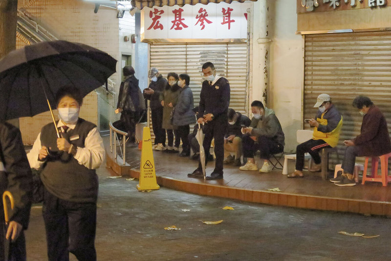 香港17日激增COVID-19確診病例6116例,再創疫情以來新高,又有24人染疫死亡。圖為17日,屯門區市民清晨排隊等候接種疫苗。(中通社提供)中央社 111年2月17日