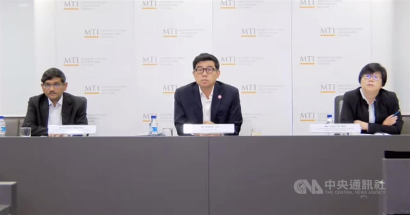 新加坡貿工部常任秘書林明亮(中)17日在2021年星國經濟調查報告線上記者會回覆中央社記者提問時表示,18日將召開CPTPP資深官員會議。(視訊截圖)中央社記者侯姿瑩新加坡傳真 111年2月17日