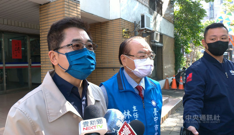 國民黨中常會16日宣布，直轄市議員選區提名名額應較現任議員有意辦理提名登記人數至少增加1名。國民黨祕書長黃健庭（左）17日出席台中市黨部新春團拜活動後受訪表示，新辦法展現國民黨對栽培年輕人的決心。中央社記者蘇木春攝  111年2月17日