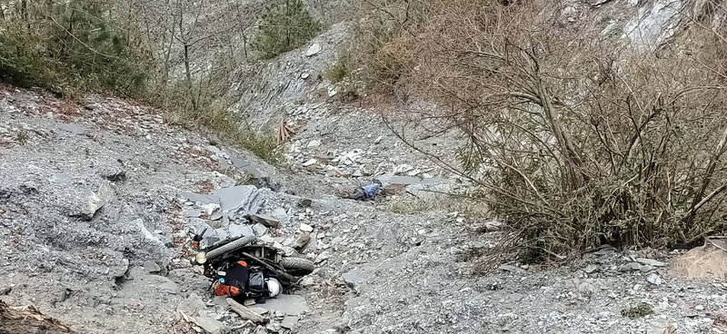 南投林管處所轄丹大林班道路17日又有男性機車騎士摔下山重傷死亡,成為丹大林道重新開放後最嚴重事故。(南投縣消防局提供)中央社記者蕭博陽南投縣傳真 111年2月17日