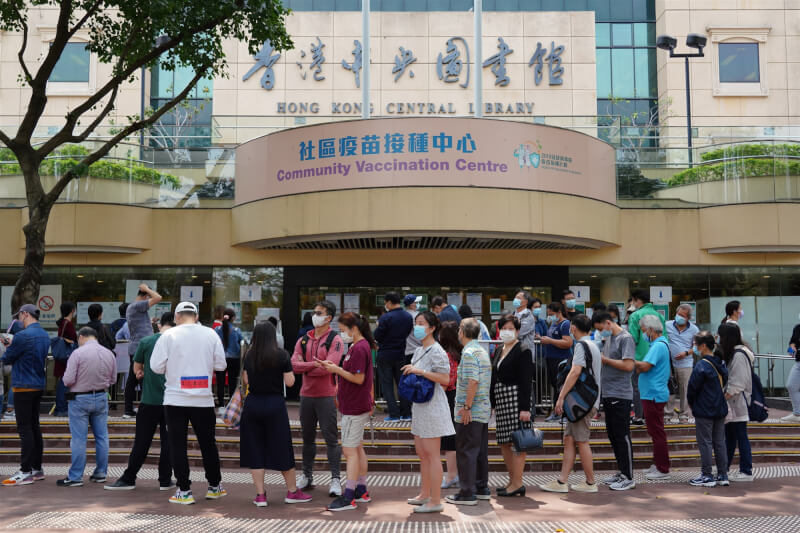 香港特首林鄭月娥17日表示,將考慮全民病毒檢測。圖為香港民眾排隊施打疫苗。(中新社)