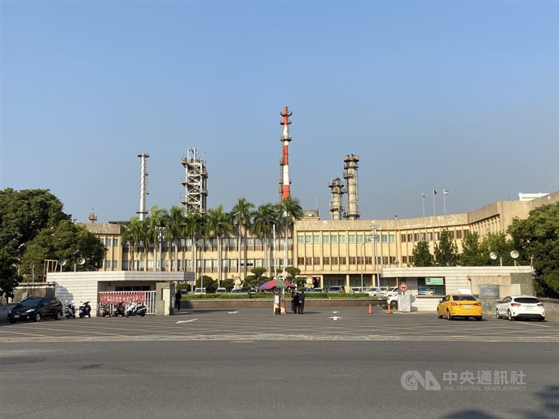 中油大林煉油廠16日有3名員工確診COVID-19,高雄市政府衛生局17日表示,PCR全廠區員工及包商共3315人,全數陰性。(中央社檔案照片)