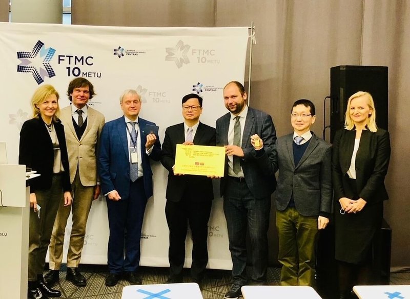 中山大學晶體研究中心今天與立陶宛物理科學暨科技中心(FTMC)成立「台立半導體暨材料科學中心」,將結合台灣的晶體技術與立陶宛的雷射科技等各自優勢,共同發展先進雷射系統。駐立陶宛代表黃鈞耀(右4)、經濟暨創新部次長尤爾古提斯(右3)、外交部對外經濟關係暨經濟安全政策司司長克雷維涅等立陶宛政府官員出席。(駐立陶宛代表處提供)中央社記者陳韻聿倫敦傳真 111年2月18日