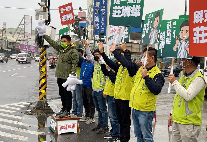 民進黨內屏東縣長初選開跑,競爭激烈,爭取提名的立委莊瑞雄(左)18日一早就站上街頭,跟民眾熱情打招呼。(莊瑞雄服務處提供)中央社記者李卉婷傳真 111年2月18日
