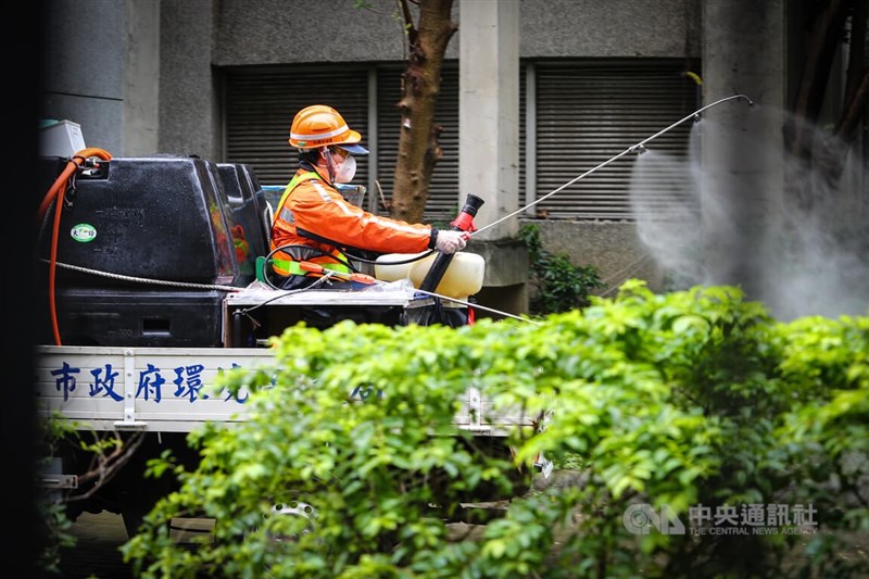 新北市板橋區中山國中學生確診，環保局人員18日在校園內噴灑消毒，防止疫情擴散。（中央社檔案照片）