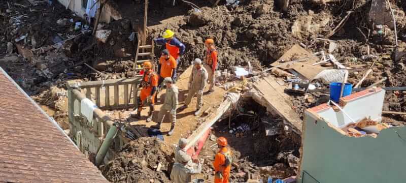 巴西里約熱內盧州山城貝德羅保利斯15日降下暴雨,已造成129人死亡。(圖取自twitter.com/cbmerjoficial)