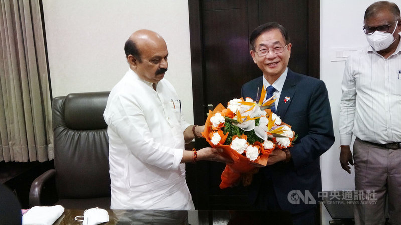 駐印度代表葛葆萱(前右)17日到卡納塔卡省拜訪省長彭麥(Basavaraj Bommai),並接受獻花歡迎。中央社記者林行健班加羅爾攝 111年2月18日