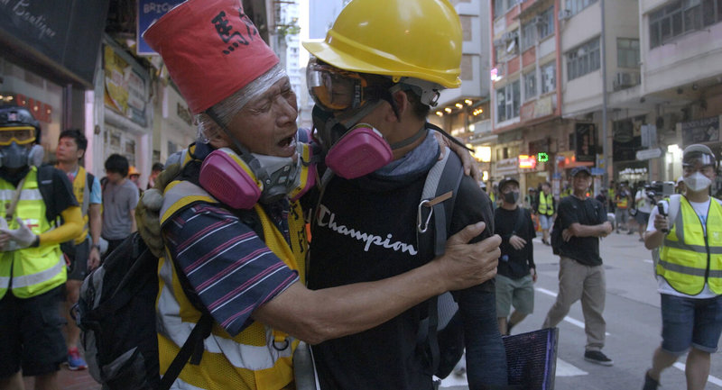 紀錄片「時代革命」記錄香港反送中示威者的想法與第一線抗爭真實畫面,其中包含年屆7旬的老農夫「陳伯」(前左)與一群銀髮族、社工,因心疼年輕人而組成守護孩子行動。(時代革命提供)中央社記者王心妤傳真 111年2月18日
