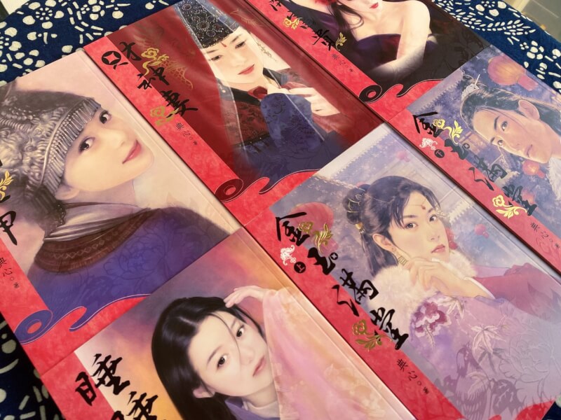 絕版多年的「金.小氣家族」以典藏復刻版重新上市,封面由名家平凡、陳淑芬繪製,延續唯美浪漫風格。(春光出版提供)