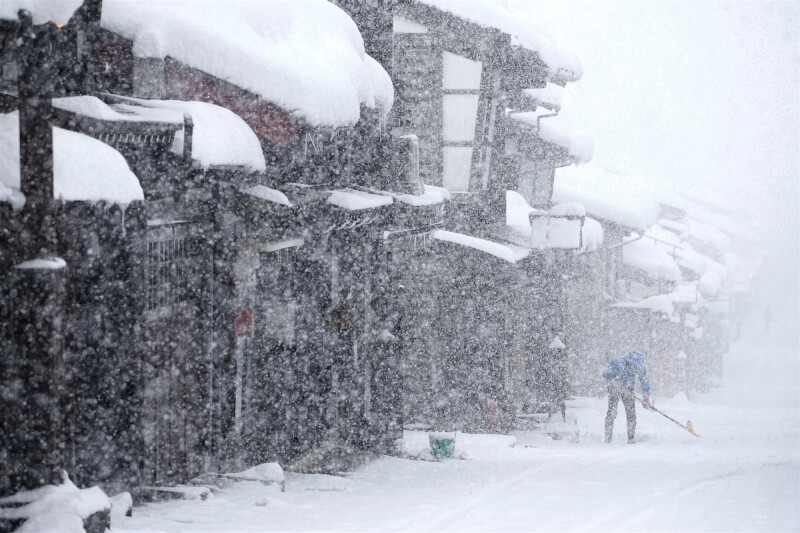 日本富士電視台新聞網報導，富山縣富山市截至18日上午10時積雪34公分，是平均值的3.1倍。圖為17日富山市下大雪。（共同社）