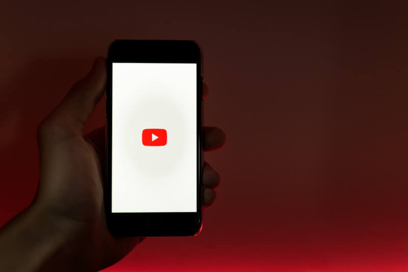 影音平台YouTube產品長莫漢18日說，為避免遊走在違規邊緣的影片傳播到YouTube以外平台，可能因應方式包含停用「分享」按鈕。（圖取自Unsplash圖庫）